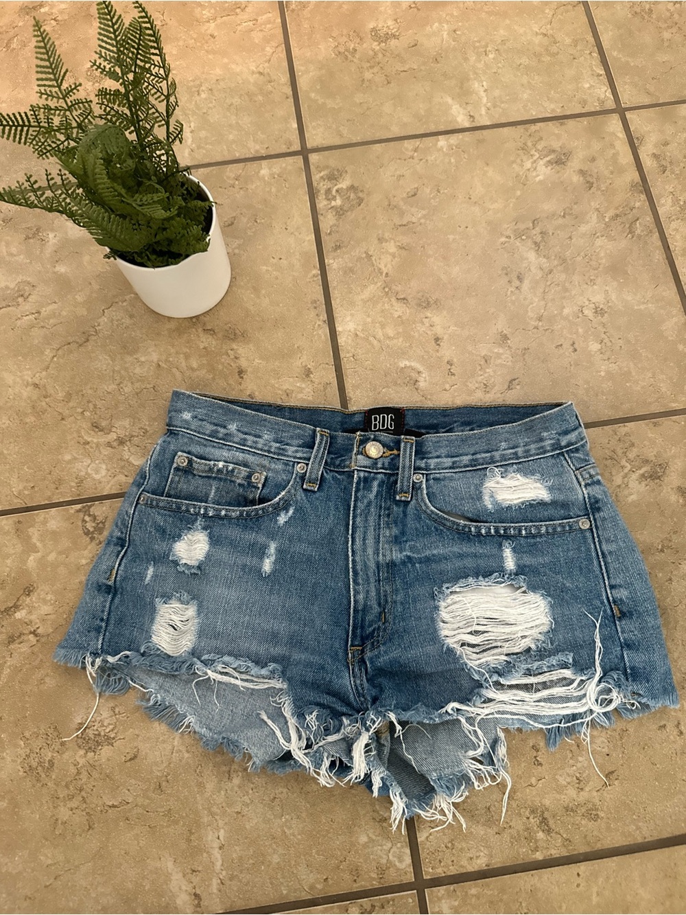 BDG MID RISE DENIM SHORTS